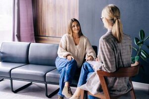 woman with therapist in alcohol addiction treatment